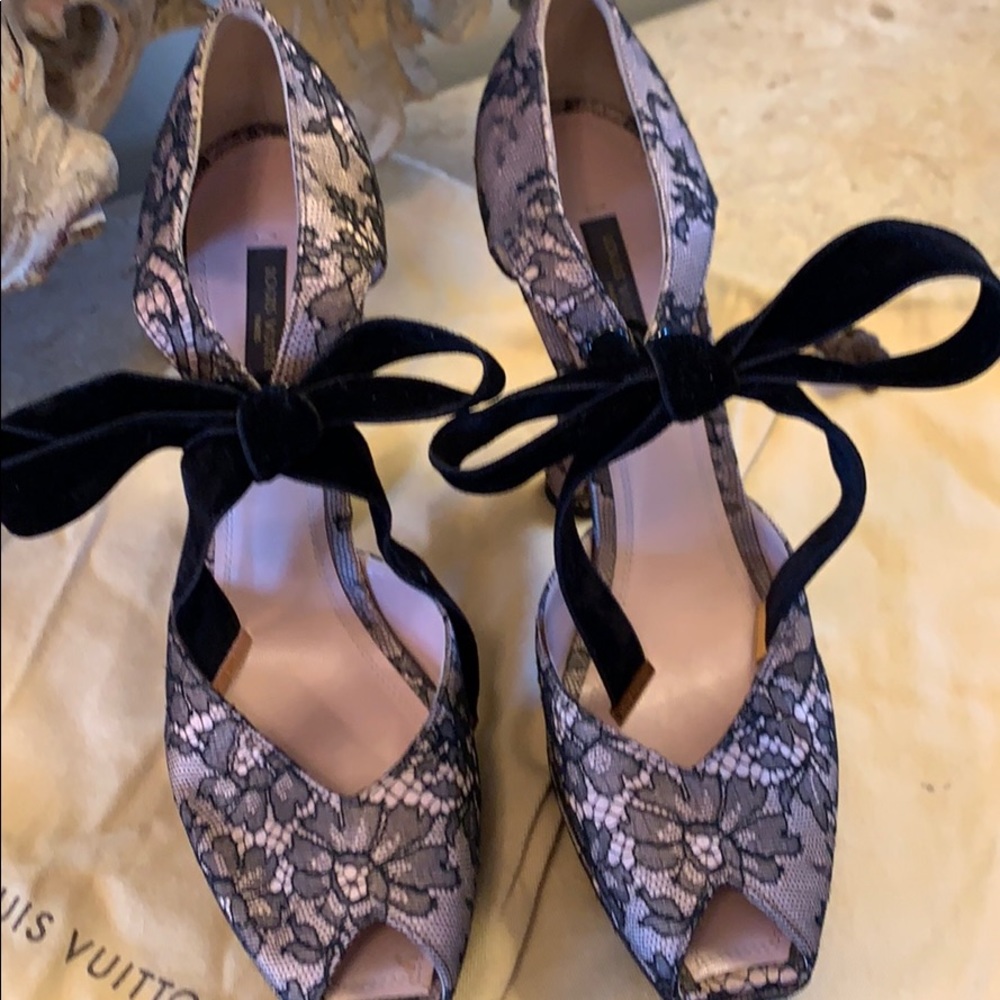 RARE and hard to find Louis Vuitton lace sandals - Picture 2 of 8
